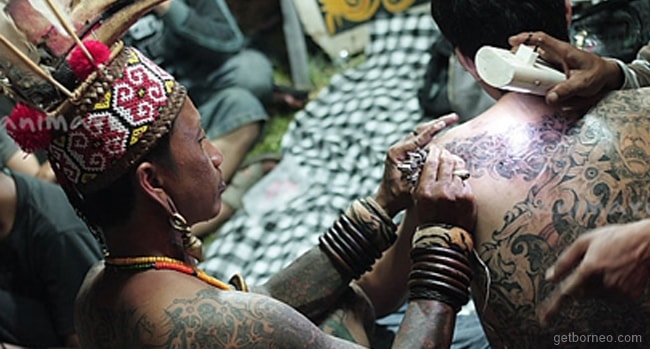 Tato Usus Katak dan Bunga Terung di Tubuh Dayak