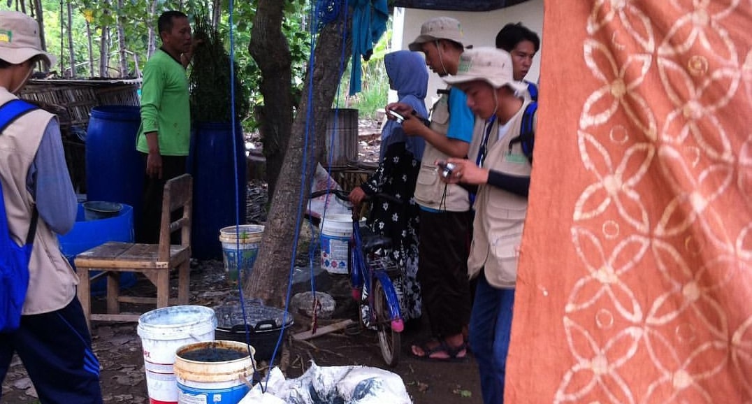 Mewarnai Batik dari Bahan Alami Bakau
