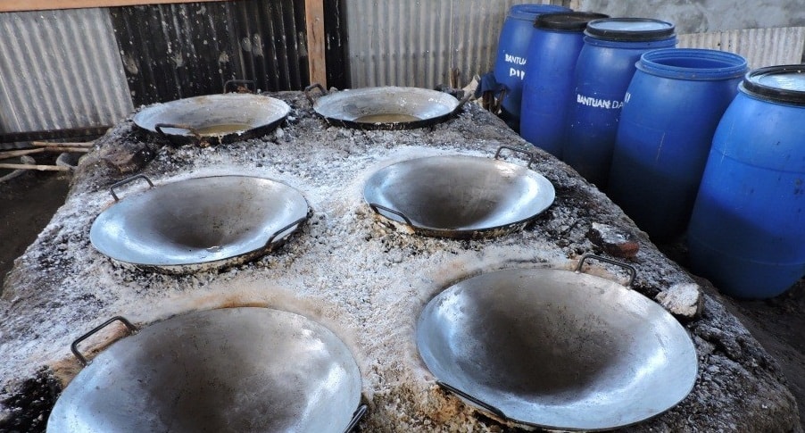 Mengintip Pembuatan Garam Rebus Tradisional di Brebes