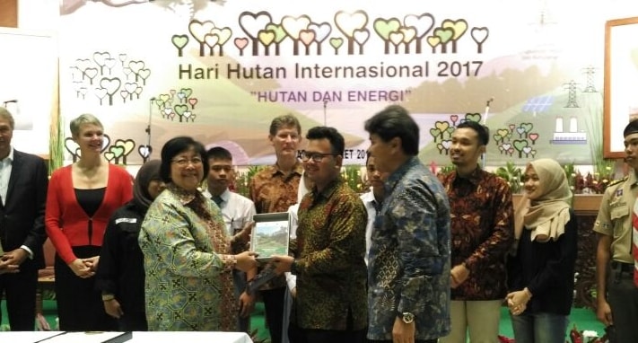 BW Beri Hadiah untuk Siti Nurbaya Bakar Menteri LHK di Hari Hutan Internasional